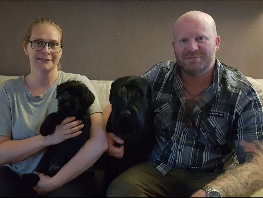 Lowicama Birger (Oden) har flyttat till Södra sunderbyn till familjen Hjelm och pappa Loke