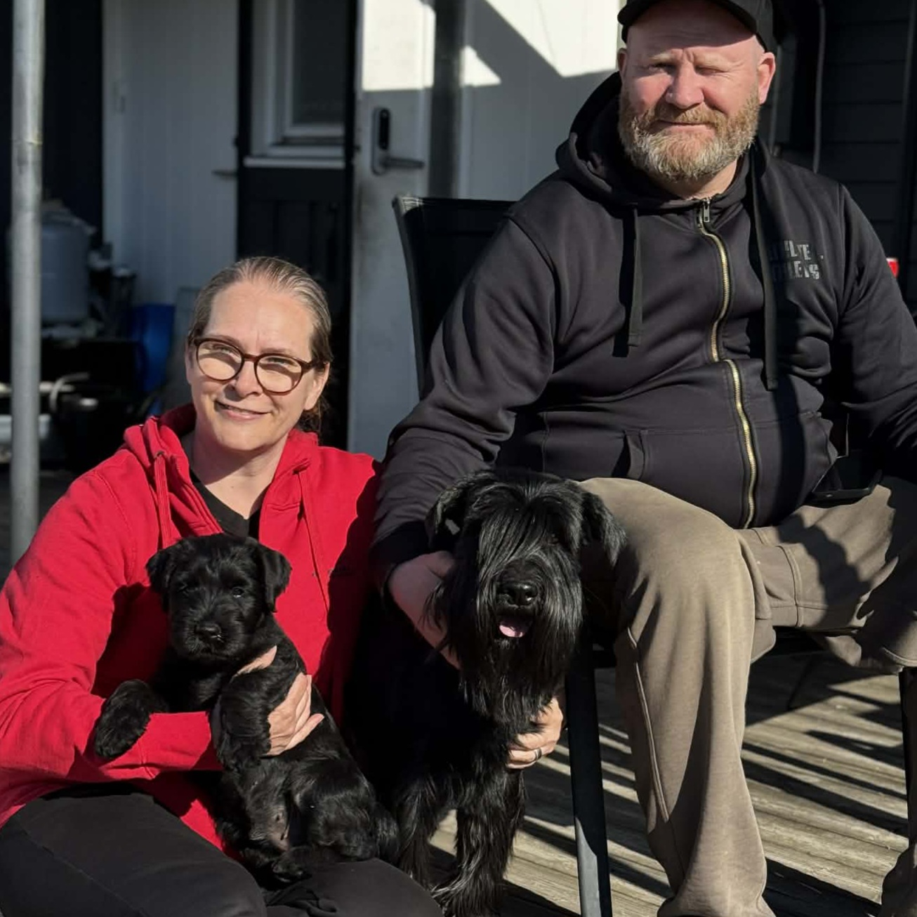 Lowicama Folke stannar hos famijen Hjelm och Oden i Södra Sunderbyn